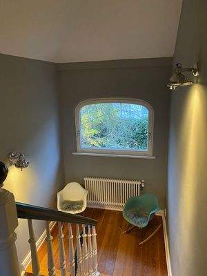 Treppenaufgang mit historischer Fensterform