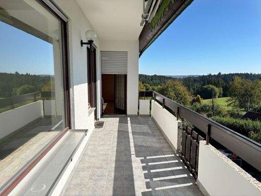 großer Balkon mit fantastischer Aussicht ins Grüne