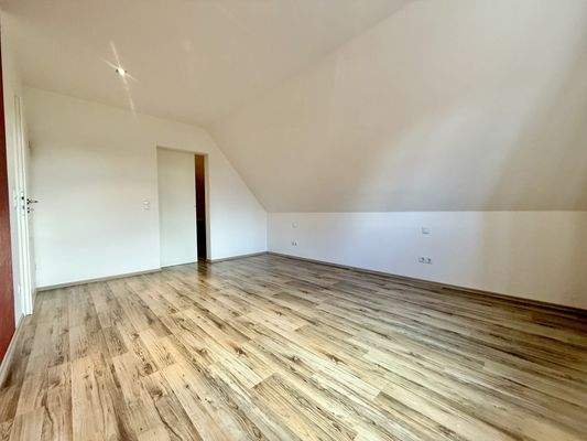 Zimmer I mit Ankleideraum im DG