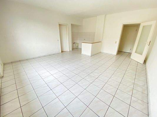 Wohnzimmer mit offener Küche