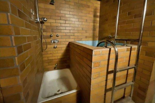 Tauchbecken und Dusche im Keller