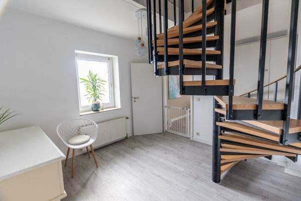 Zimmer im Ergeschoss mit Zugang zum OG