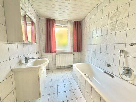 Erdgeschoss: Badezimmer mit Wanne