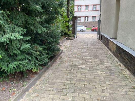 Einfahrt/Eingangsbereich Hof 