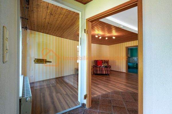 Helles Wohnzimmer mit Holzdecke