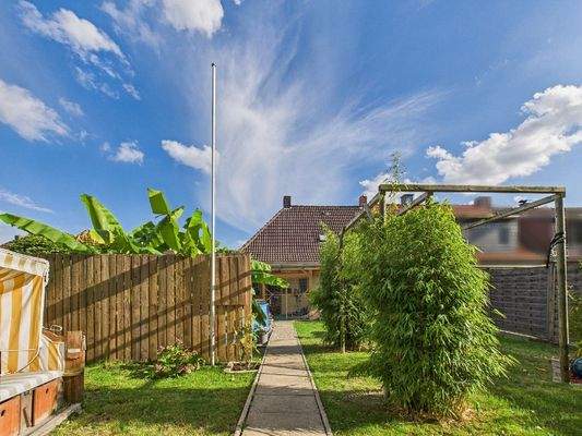 ... mit großem Garten ...