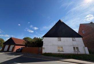 Straßenansicht mit Blick auf das historische Einfamilienhaus
