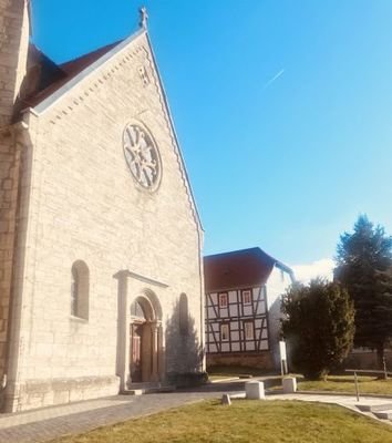 Blick von der Kirche Richtung Pfarrhaus