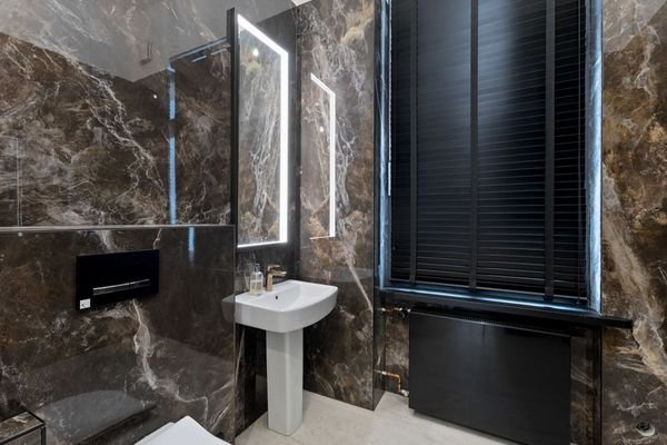 Elegantes Gäste-WC in Marmoroptik