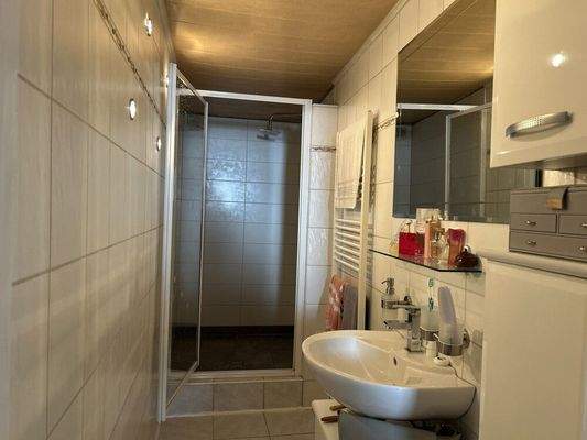 Bad mit Dusche im EG