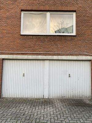 Zweifachgarage mit Fenster