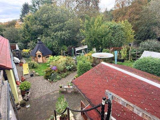 Blick in den Garten von der Terrasse