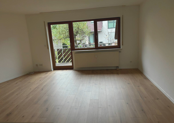 Blick ins Wohn- und Esszimmer mit direktem Balkonzugang