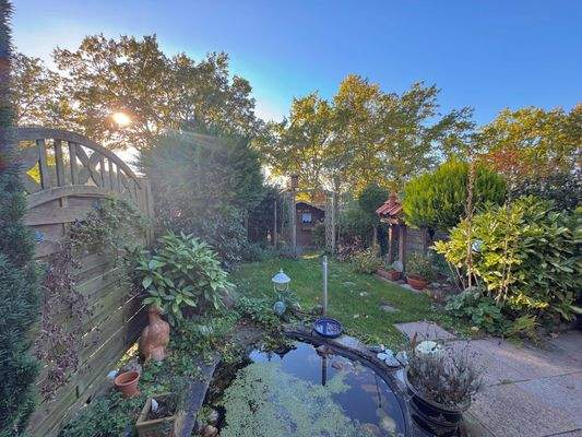 süßer Garten mit Teich