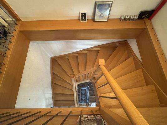 Treppenansicht vom Spitzboden bis ins EG