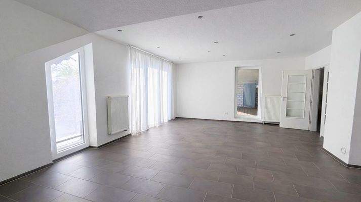 Wohn- und Esszimmer mit Zugang zur Dachterrasse