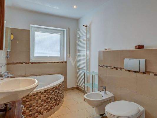 Tageslichtbad mit Eckwanne im Untergeschoss