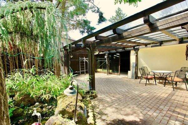 Neu überdachter Bereich und  Zugang zum Schwimmbad