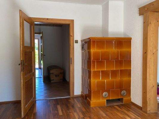 Esszimmer mit Kachelofen