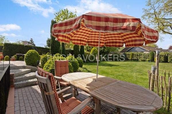 2. Terrasse mit Blick in den Garten