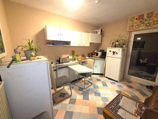 Große Küche im OG mit Zugang zur Dachterrasse