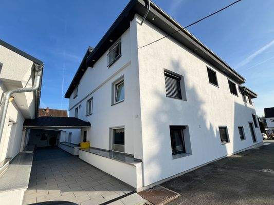 Hausansicht mit Weg zum Nebengebäude