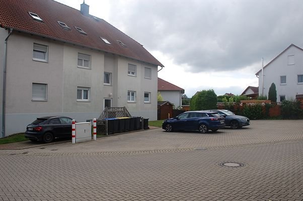 ETW/Buchenweg: Hauvorderansicht/Parkplatz