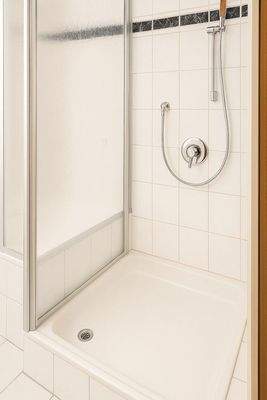 Dusche neben der Badewanne