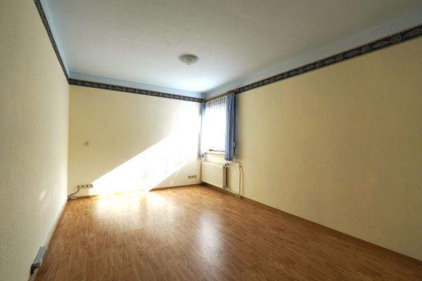 Leerer Raum mit Holzfußboden