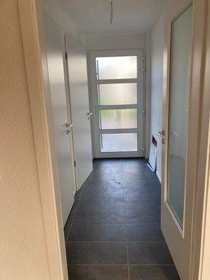 21. Haus 35 EG Blick vom Wohnzimmer zur Hauseingangstür