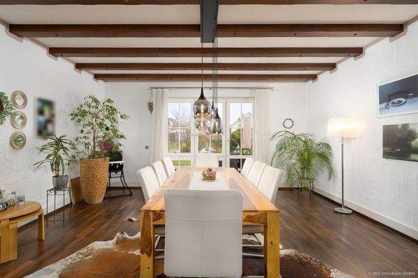 Großzügiges Esszimmer mit Zugang auf die große Terrasse