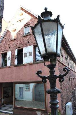 Hausansicht mit Ladenfläche im EG