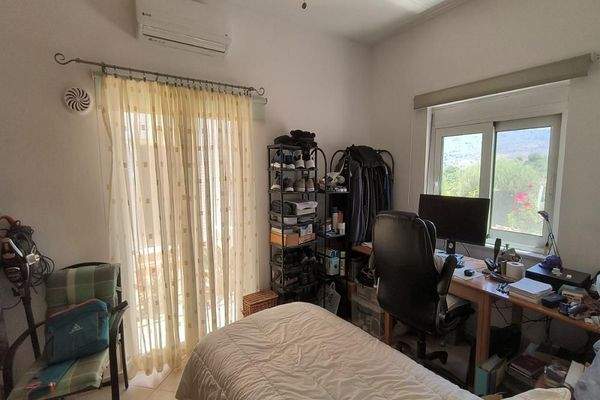 Kreta, Kalamitsi Amigdali: Charmantes kretisches Haus mit privatem Olivenhain und Bergblick zu verkaufen