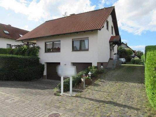 Außenansicht mit Einfahrt