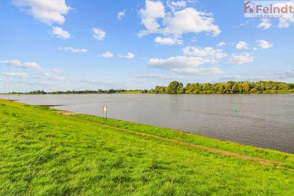 Blick hinter dem Deich, direkt aufs Wasser