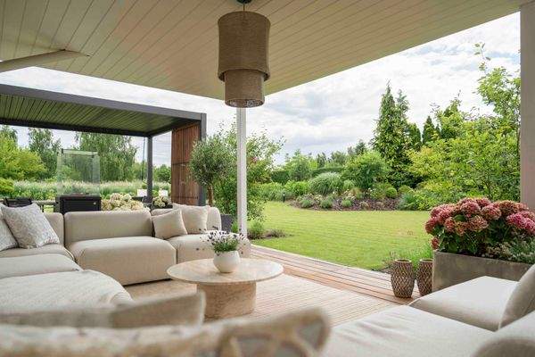 Terrasse mit Blick in den Garten