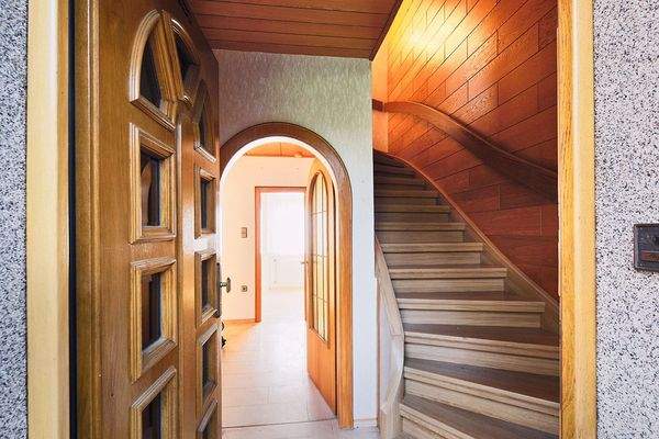 Eingangsbereich mit Treppenaufgang 