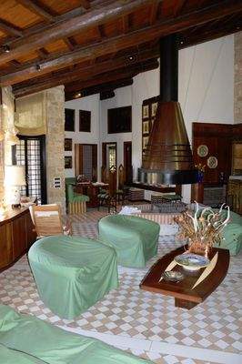 Wohnzimmer mit freitragendem Kamin