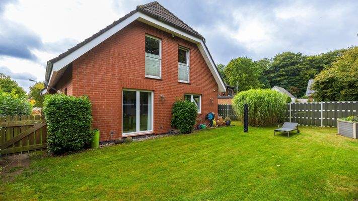 Hausansicht mit Garten