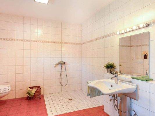 Badezimmer im Erdgeschoss