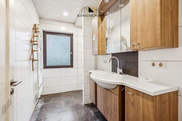 Helle Tageslichtbäder mit komfortabler Handtuchheizung