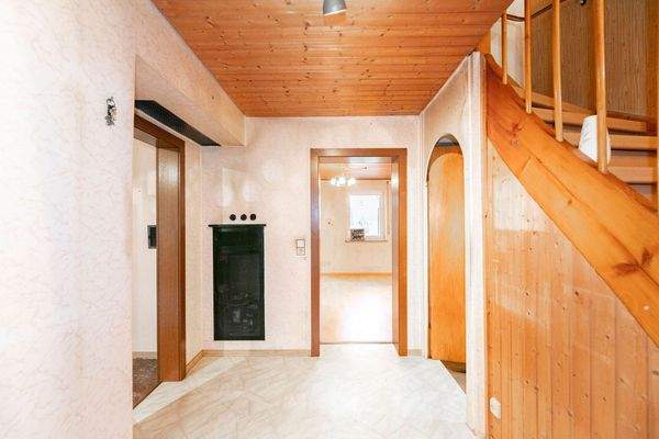 Flur mit Blick in den Wohnbereich || EG