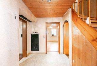 Flur mit Blick in den Wohnbereich || EG