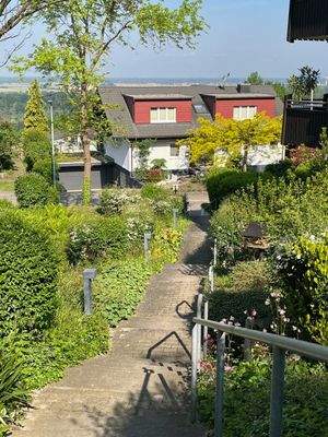 Aufgang von der westlichen Grundstücksgrenze her