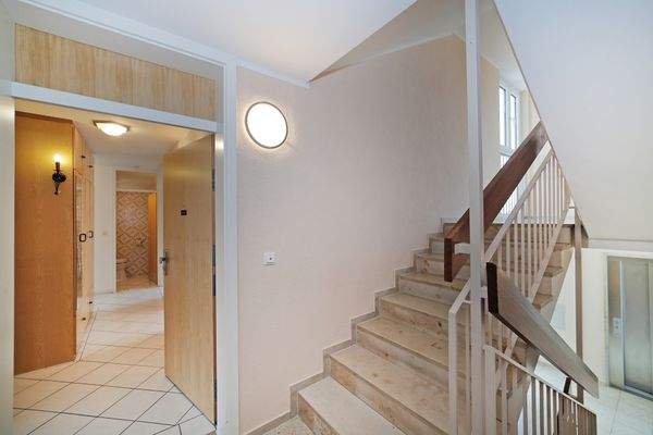 Treppenhaus mit Zugang zur Wohnung