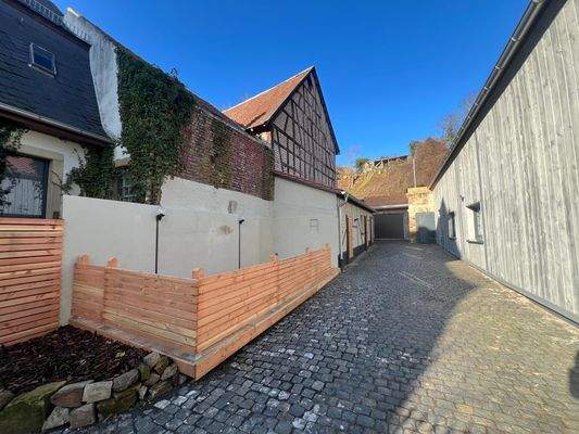 Hofansicht mit Terrasse