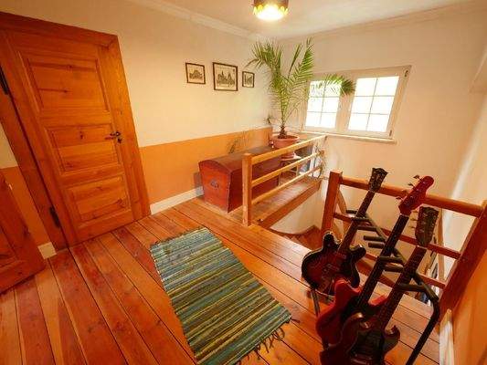  DG | FLUR - Tür zu einem der Dachböden