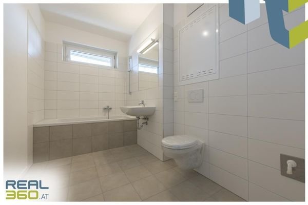 Badezimmer mit Badewanne und Toilette