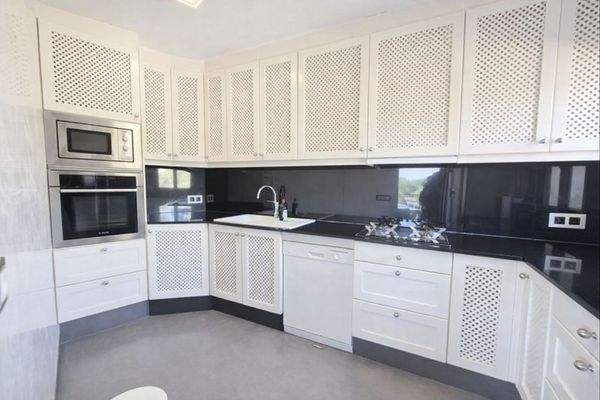 Küche mit allen Elektrogeräten