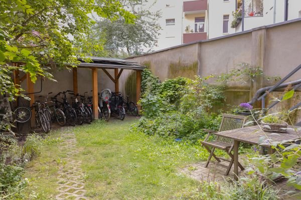 Innenhof mit Fahrradcarpot.jpg